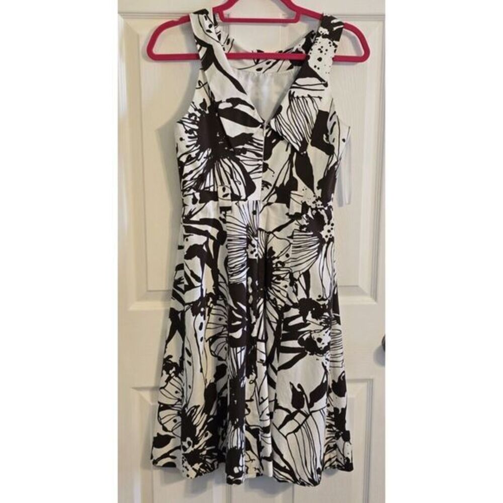 Eliza J New York Black White Floral Fit & Flare Dress Sleeveless V-Neck Size‎ 2